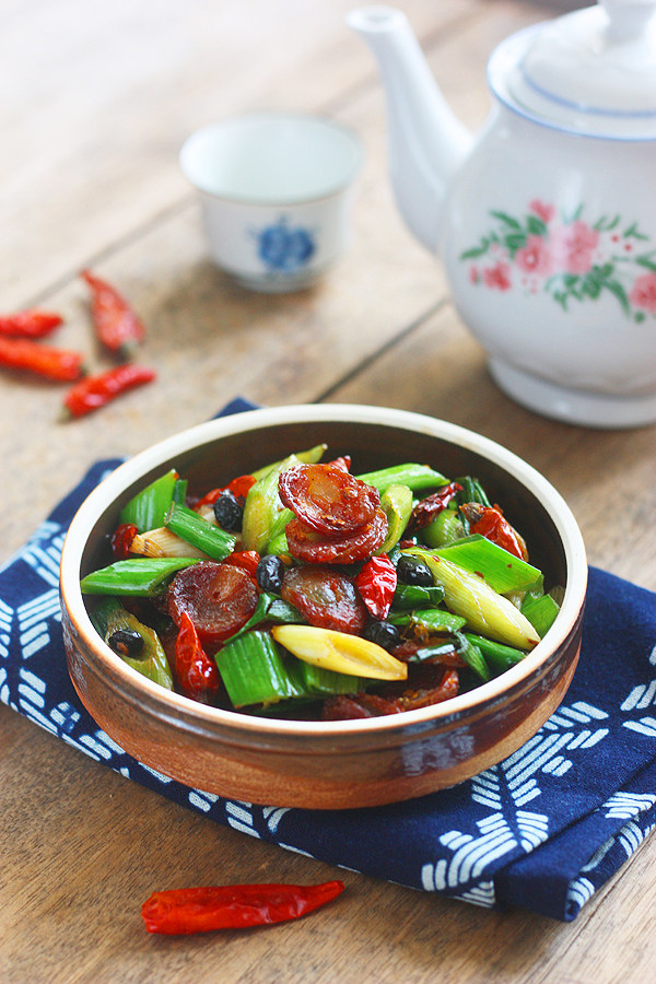青蒜炒川味香肠,麻辣鲜香的诱人下饭菜 - 天猫精选