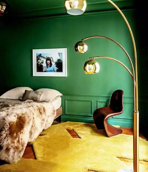 我一直觉得墨绿色和金色是一种近乎完美的配色,就像是荧幕上的一对cp