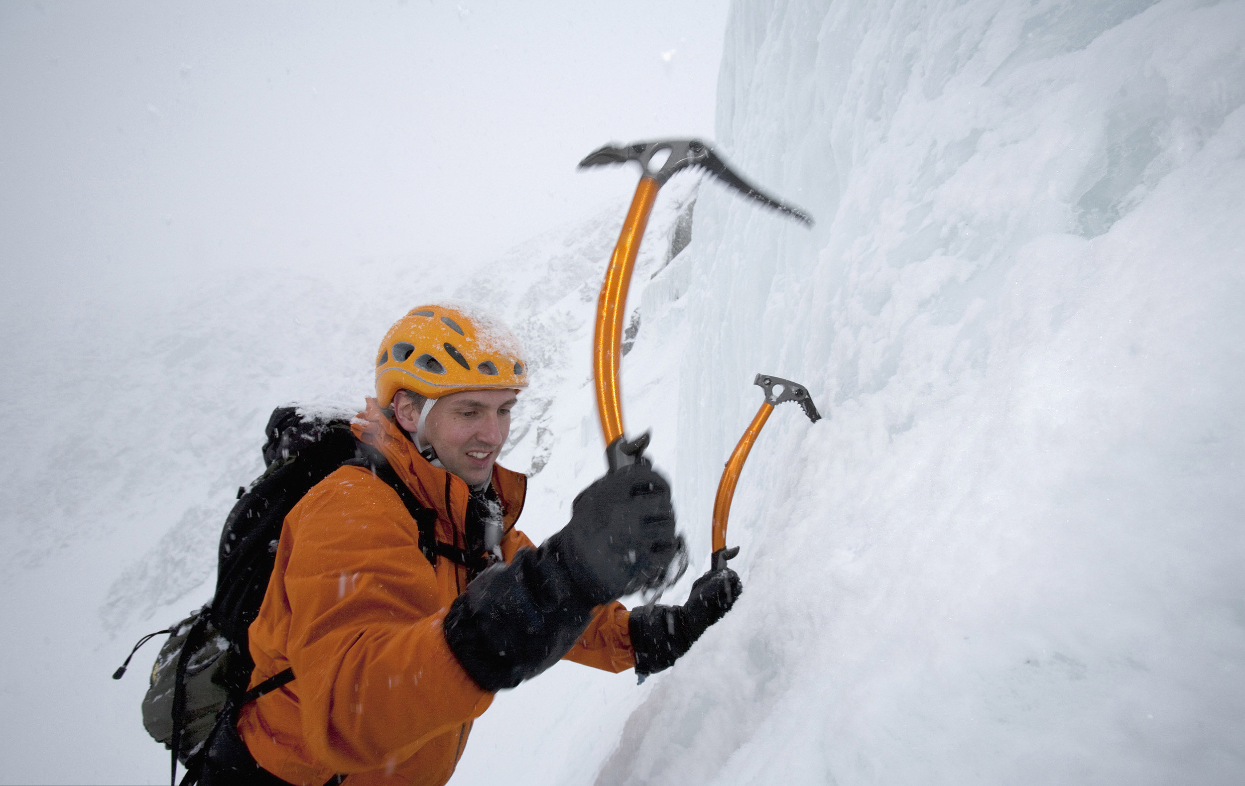 弯柄的优势:弯柄在钩挂时手臂肌肉更舒服,可以更轻松的发力,同时冰镐