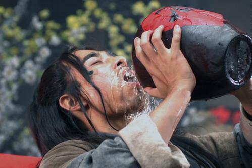 毒酒=雪碧or加点气泡剂的矿泉水