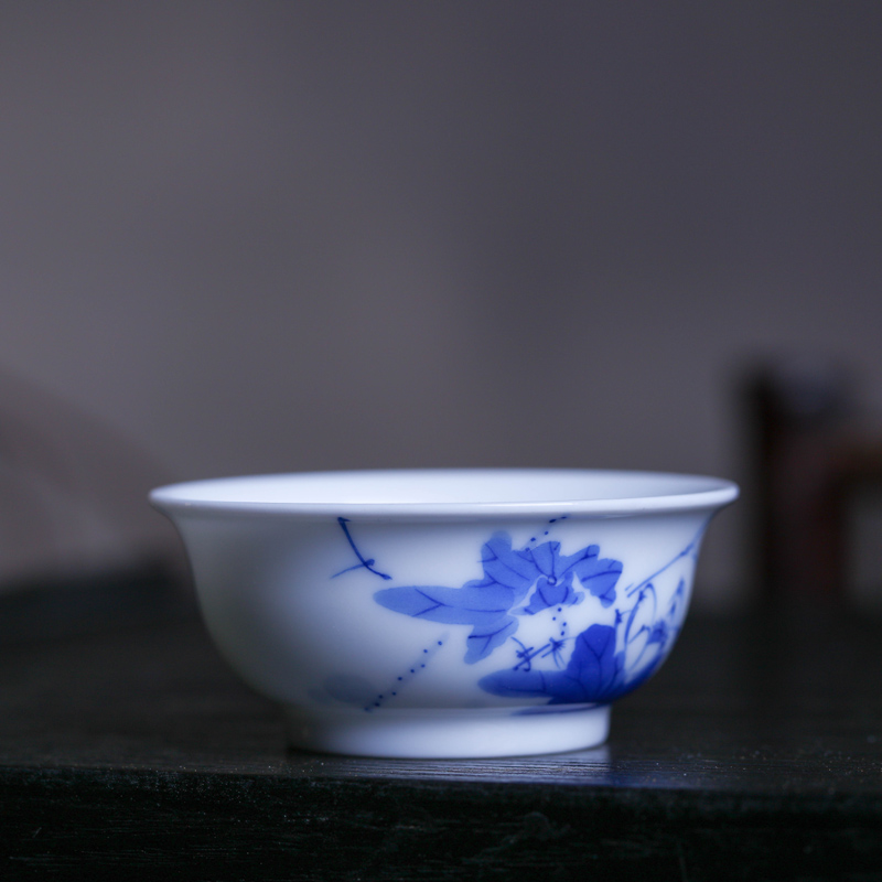 Offered home - cooked hand - made sample tea cup of blue and white porcelain in jingdezhen tea checking ceramic cups of tea, tea bowl, household