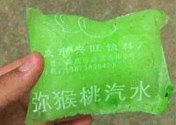 小冰 一角一个的小冰,4个角随便一边咬个洞,吸着吃,吃完把包装袋吹胀