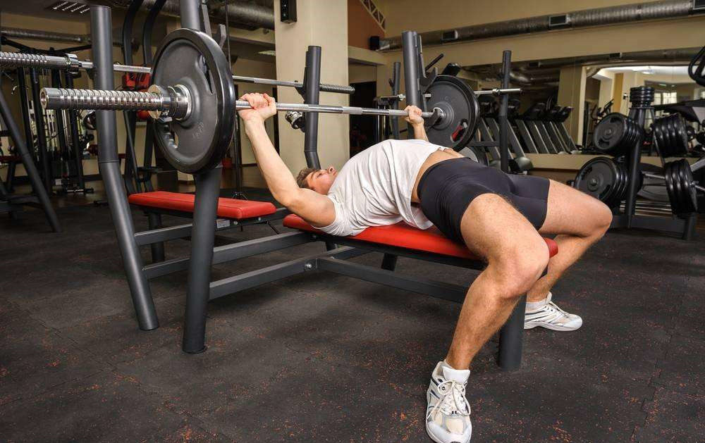 练习卧推,如何正确的用胸肌发力呢?