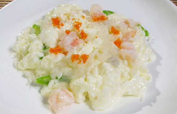 第二步: 取180毫升全脂鲜奶,放进微波炉里,调制高火档加热50秒后再