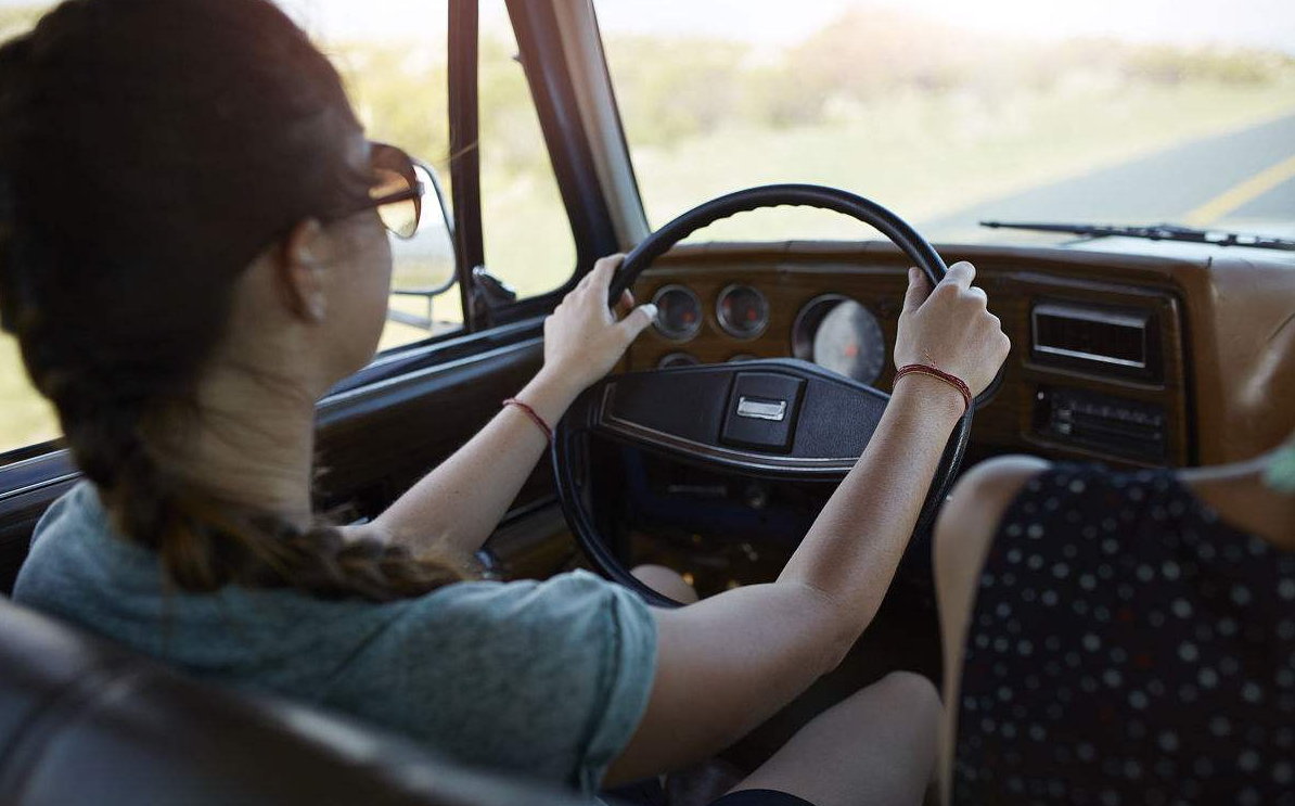 新手开车五大技巧:一档起步 转弯先降速