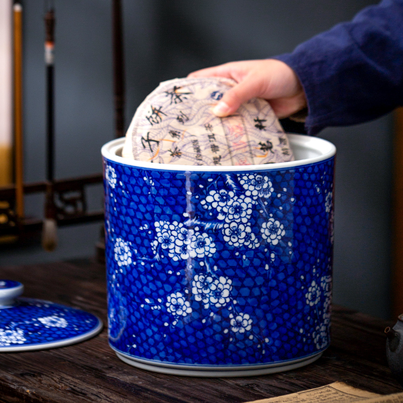 Jingdezhen ceramic tea pot empty jar airtight jar storage tank is a large Chinese blue and white porcelain household adornment furnishing articles