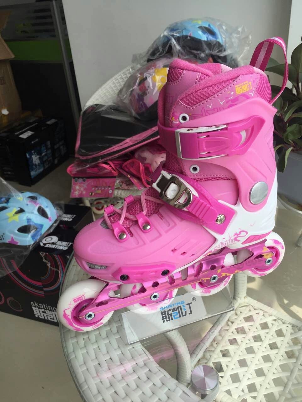 斯凯汀新鲜儿童初学花式平花溜冰轮滑鞋