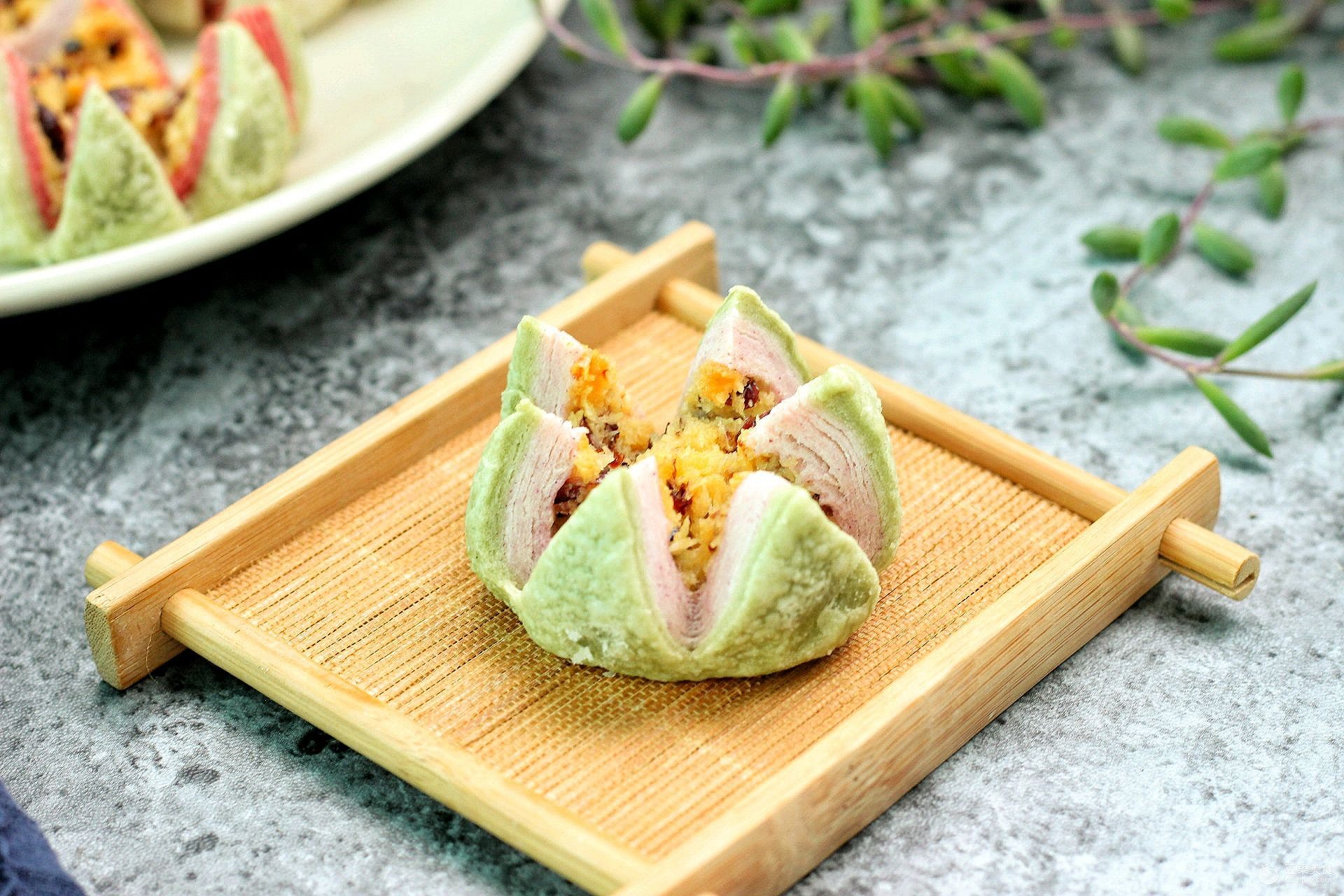 式中点,虽说是杭州十大名点,很多杭州本地土著可能直接联想到"荷花糕"