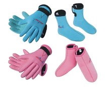 Waterproof mother childrens gloves 2 5MM childrens thick winter swimming gloves diving gloves warm socks cover warm gloves