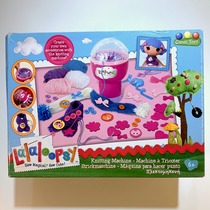 Le Lotte makes fun of manual knitting machines for dolls weaving scarves over the age of 5