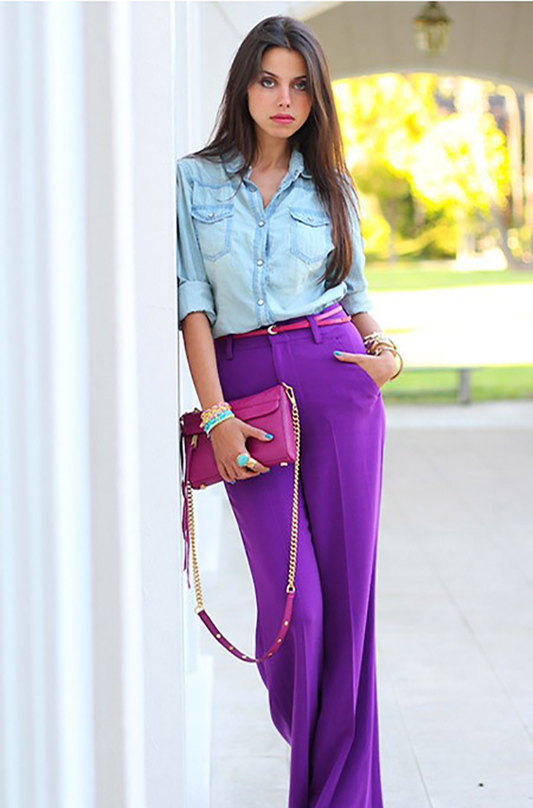 与一件浅蓝色牛仔衣搭配,高调秀长腿