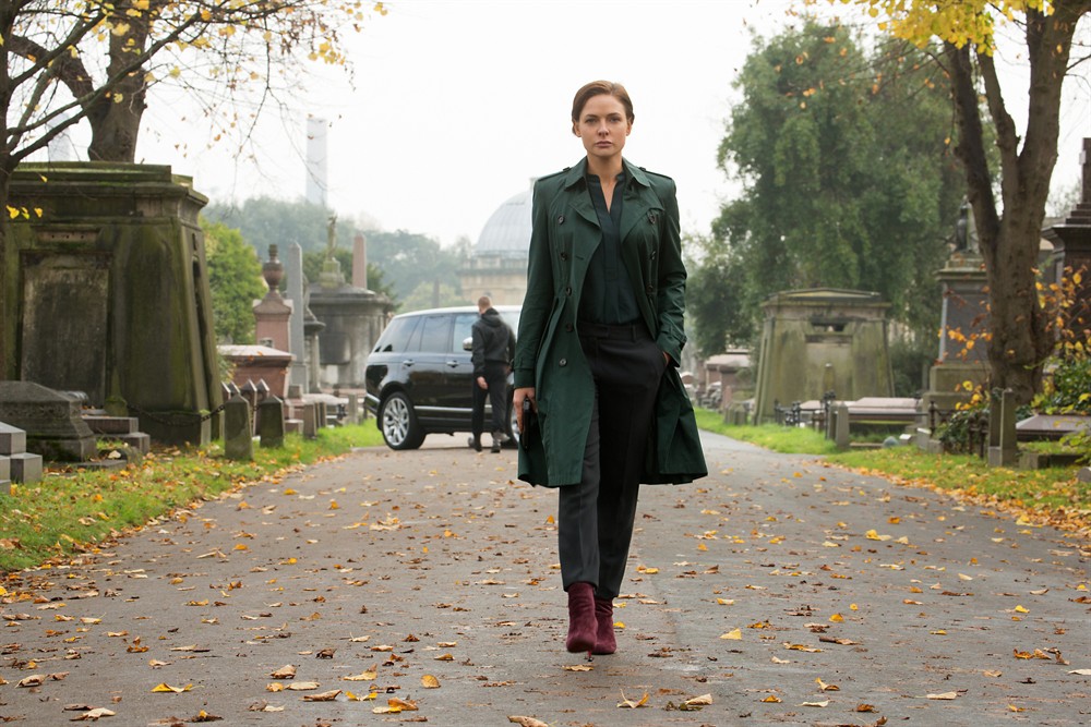 黄叶满地,丽贝卡穿着风衣走过,别样的美