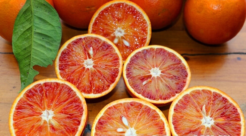 红玉血橙: 果皮脆嫩,较薄,汁胞柔软,充分成熟经贮藏后呈血红色,汁液