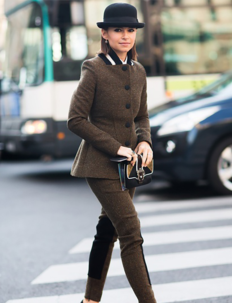 接下来我们看看礼帽爵士帽这类大边沿帽子在冬季的搭配.