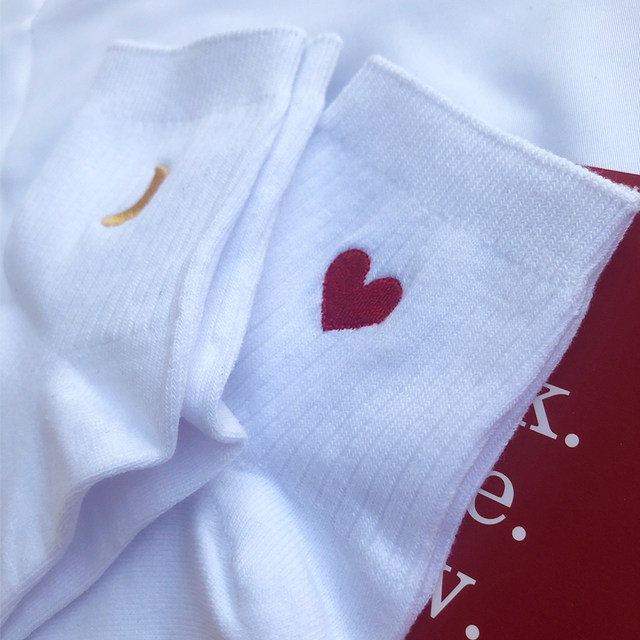 ຖົງຕີນສໍາລັບແມ່ຍິງກາງ-calf ins trend Korean style embroidery cute heart moon personalized black and white color solid cotton versatility stockings for men
