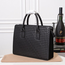 European and American business leather handbag 2023 new fashion minimal large capacity fetal leather knitting male bag