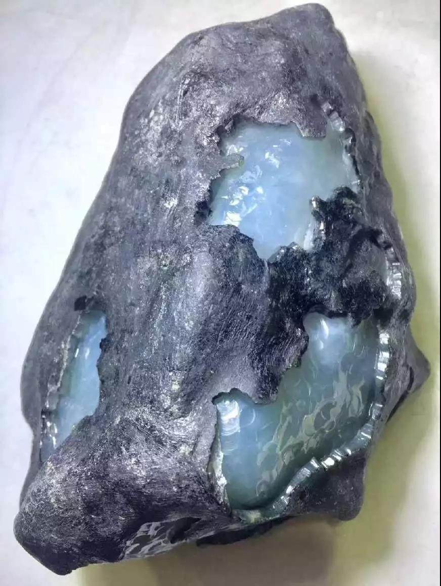 之所以叫高货肯定是因为少,今天就跟大家分享一块来自莫湾基翡翠原石