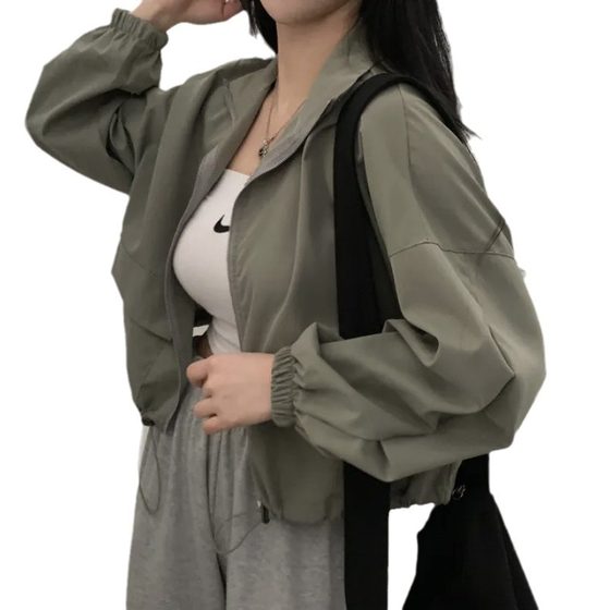 봄과 여름 얇은 태양 보호 및 바람 방전 패션 레트로 다목적 작업복 드로우 스트링 짧은 야구 유니폼 재킷 최고의 트렌디 봄과 여름 얇은 태양 보호 및 바람 방전 패션 레트로 다목적 작업복 드로우 스트링 짧은 야구 유니폼 재킷 최고의 트렌디