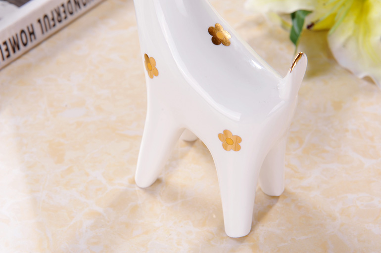 The Sequence of the strong ceramic crafts are giraffes couples contracted fashion household hallway decoration, lovely gift