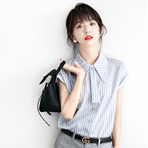 Indescribable intellectual tenderness Small buttons are too delicate to take off streamers Small pointed collar striped shirt