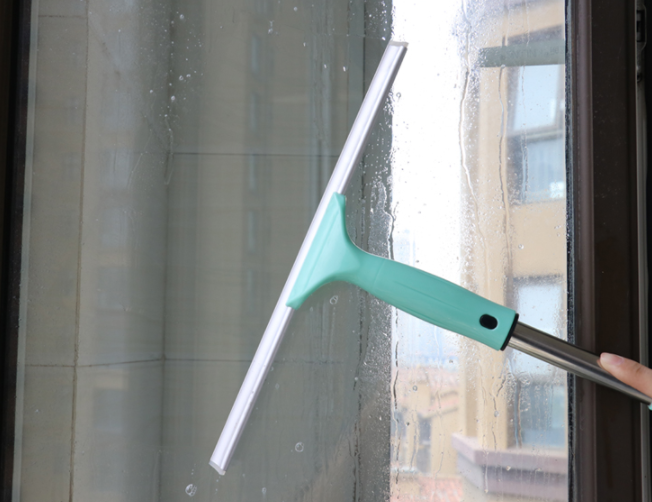 擦玻璃的拼音_车玻璃擦防指纹油_擦伤的拼音是什么