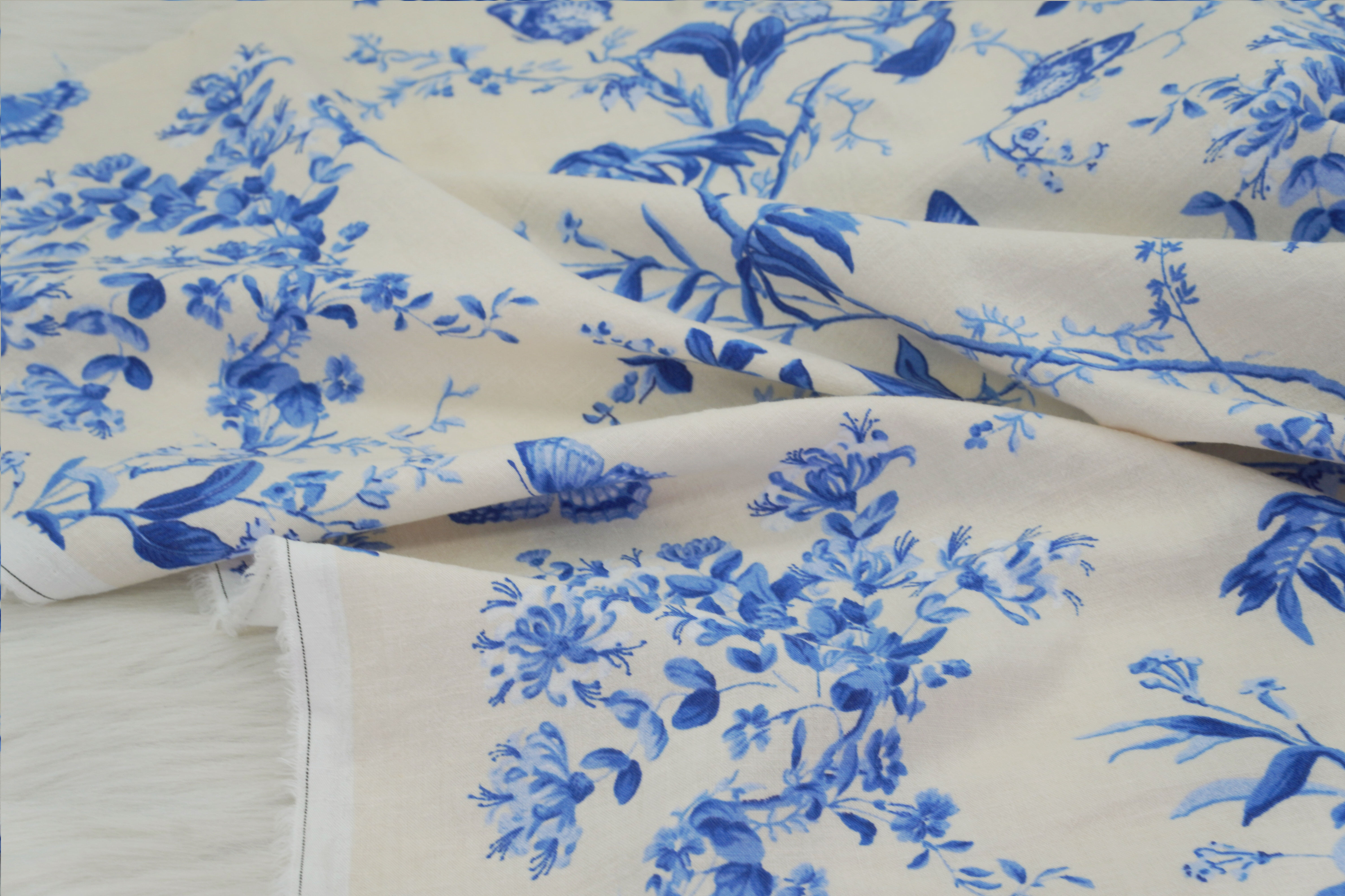 新中式青花瓷蓝色蝴蝶印花亚麻布料连衣裙旗袍棉麻设计师服装面料