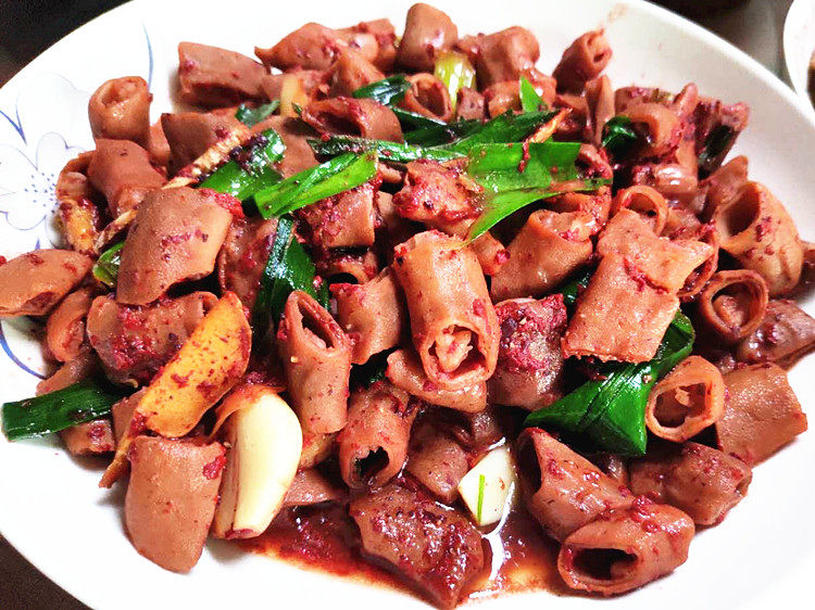 以下是掌柜小试了一下厨艺,酒糟炒小肠:馋了吧,下单吧