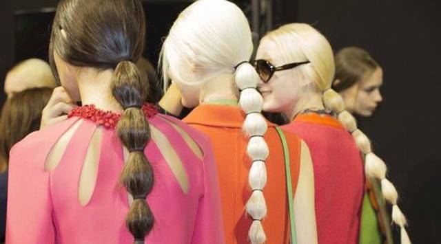 藕节辫配美耳坠,初春街头做抢眼美少女