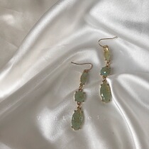 The Wizard of Oz Zhimu green gentle temperament Gold leaf fine flash fruit green irregular gem earrings Ear clip white