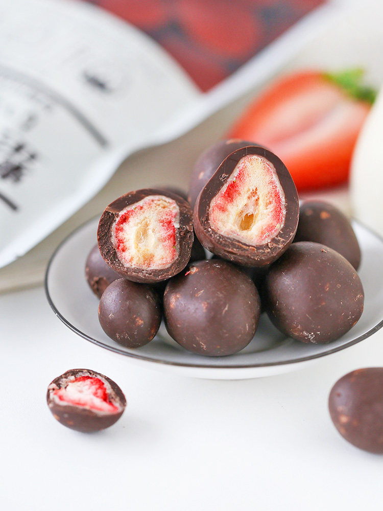 特怡诗整粒冻干草莓夹心巧克力