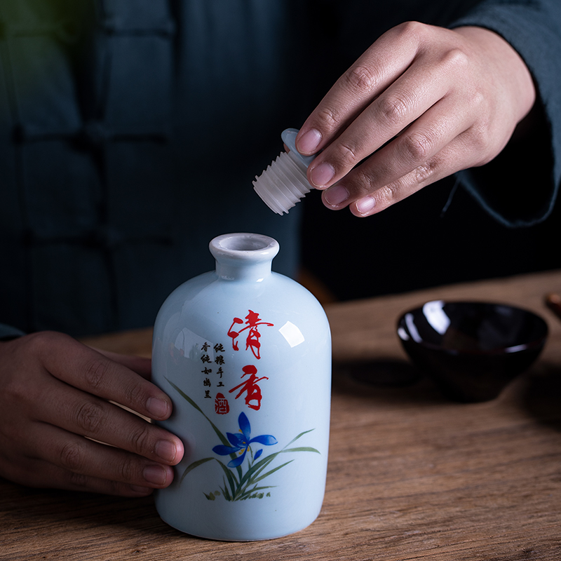 An empty bottle 1 kg pack hip hand grasp jugs home with cover pot seal wine jingdezhen ceramic bottle custom