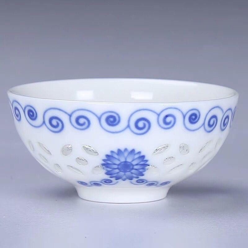 Blue and white porcelain ceramic honeycomb hollow out exquisite master kung fu tea cup sample tea cup noggin of individual cup