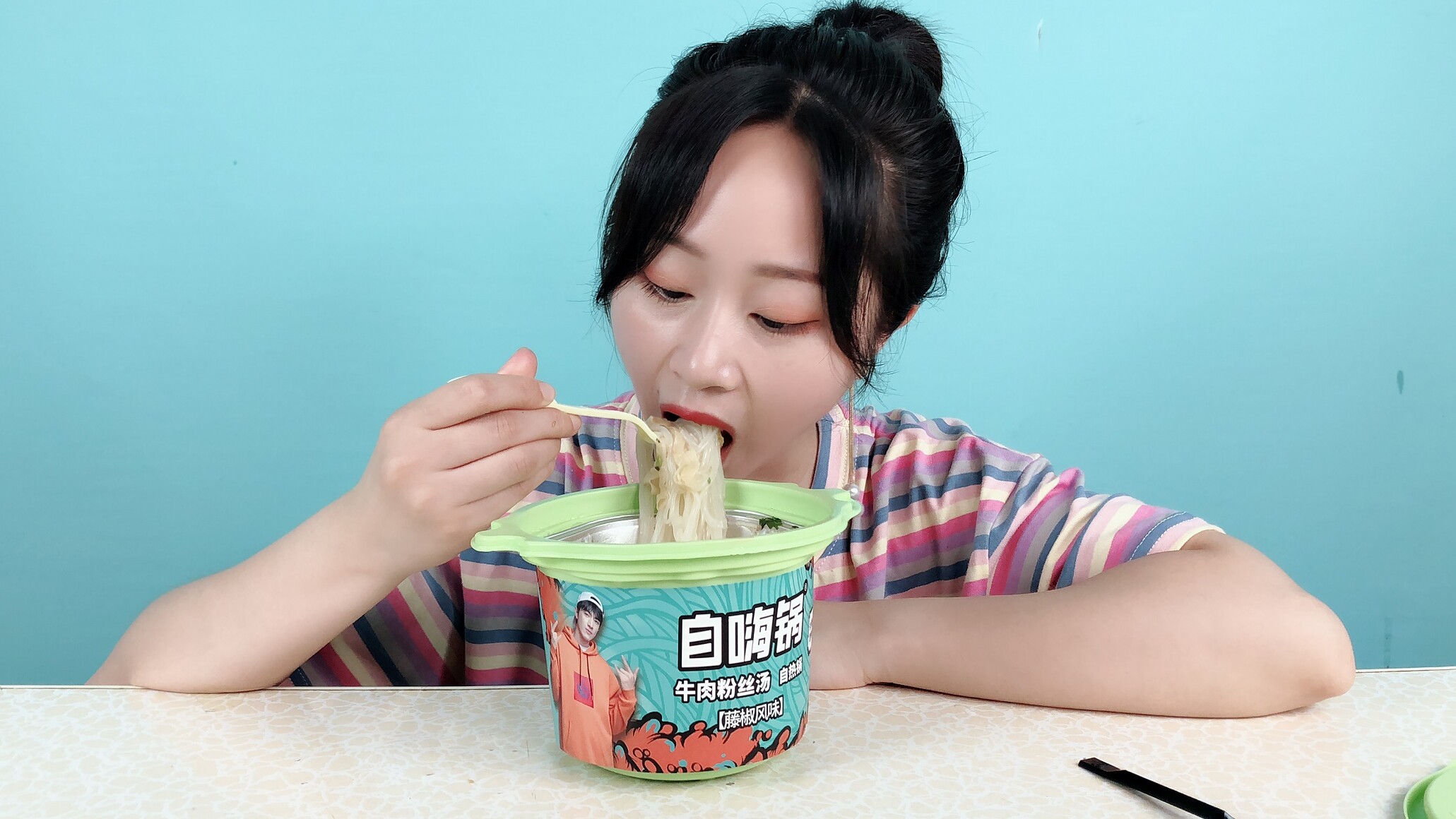 试吃速食兰州拉面,跟正宗的一个味-大头和小妹