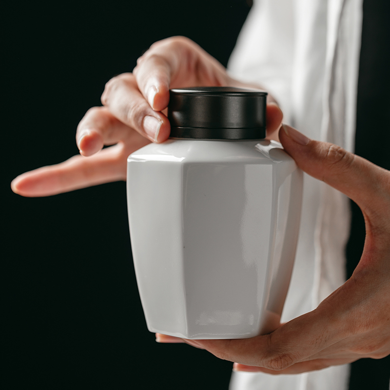 The Self - "appropriate physical inverse white tea canister receives the tea pot Japanese small jingdezhen ceramic seal tank storage tanks