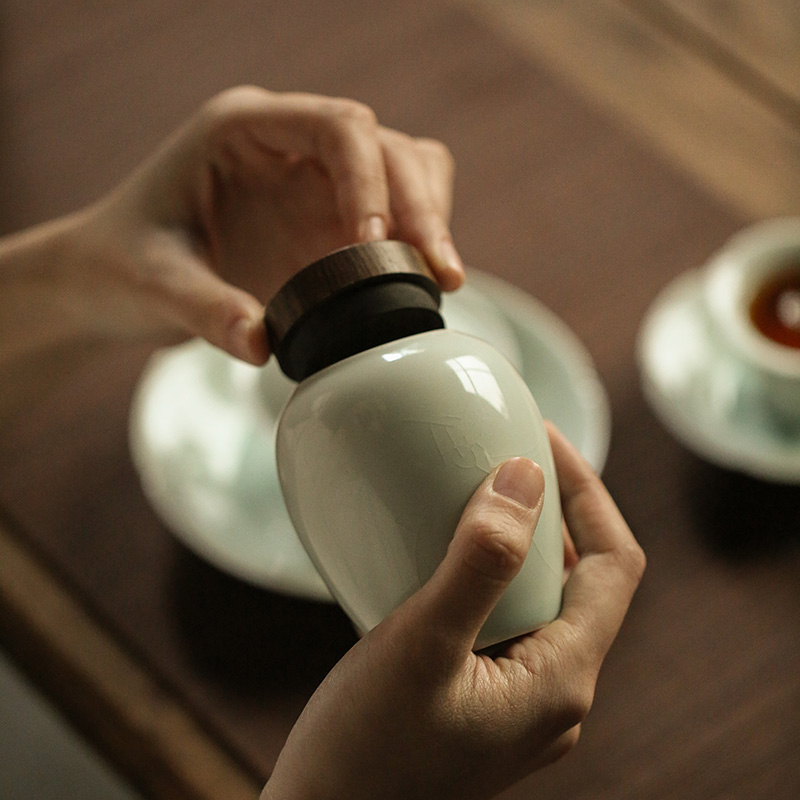 Jingdezhen ebony caddy fixings seal pot Japanese household small ceramic POTS ceramic tin tea storage tanks