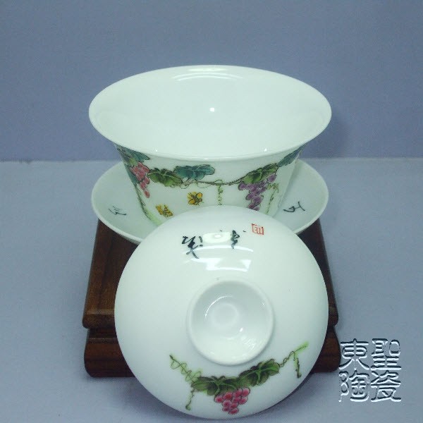 Flooded ShenDeTang red wood grain powder enamel tureen jingdezhen ceramic bowl kung fu tea set hand draw three bowl cover