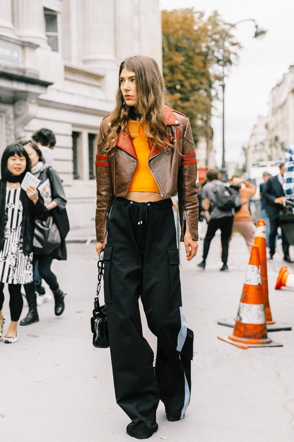 同风格的裤装搭配就是混搭风 去购买  90年代grunge风格的蝙蝠袖夹克