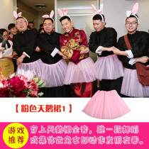 Tricky groom brothers props blocking the door game card blocking the door to welcome relatives Little Swan skirt rabbit hair accessories