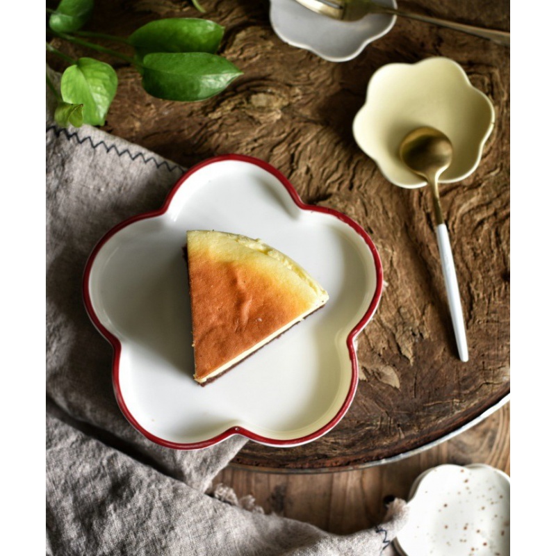 Japanese flower modelling creative ceramic plate tray is afternoon tea heart disc of small and pure and fresh cake plate tableware