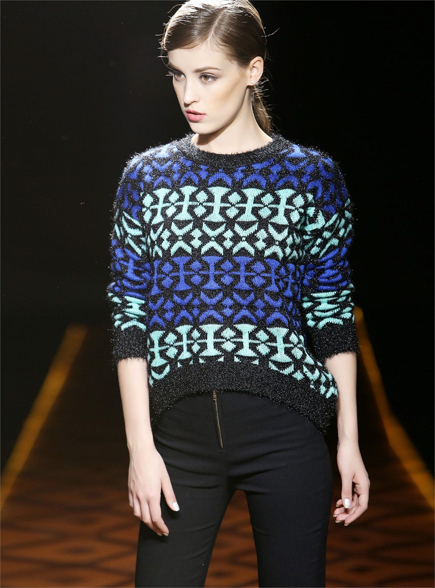 除了简约派的服装,一些富有图形印花的服饰就是很典型的款式了,而在