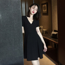 2021 summer new small V-neck sexy temperament dress Hong Kong design sense Hepburn style fashion Zhixun skirt