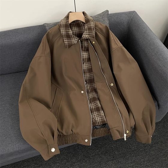 Retro fake two-piece flight jacket men's Maillard wears plaid splicing baseball uniform American casual brown jacket
Retro fake two-piece flight jacket men's Maillard wears plaid splicing baseball uniform American casual brown jacket