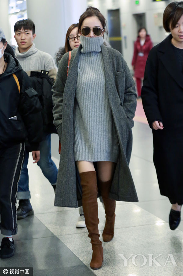 杨幂身穿acne studios灰色针织裙,高领设计自带围巾保暖功能,架蛤蟆镜