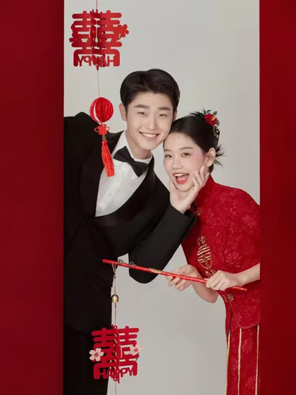 새로운 중국 스타일 Cheongsam 사진 핸드 헬드 장난스러운 웨딩 스타일 신부를 잡고 사진 소품을 잡고 핸드 헬드 펠트 레드 기쁨 새로운 중국 스타일 Cheongsam 사진 핸드 헬드 장난스러운 웨딩 스타일 신부를 잡고 사진 소품을 잡고 핸드 헬드 펠트 레드 기쁨