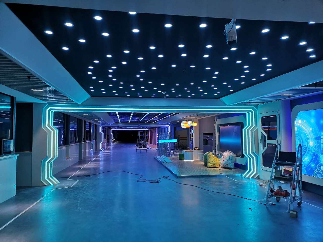 整体的灯光方案需要营造出科幻的氛围.