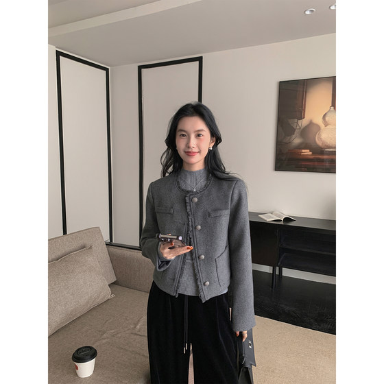 MULVAN Autumn and Winter Short Gray Woolen Woolen Jacket Women's Loose Small Temperament Woolen Shoulder Woolen Coat
MULVAN Autumn and Winter Short Gray Woolen Woolen Jacket Women's Loose Small Temperament Woolen Shoulder Woolen Coat