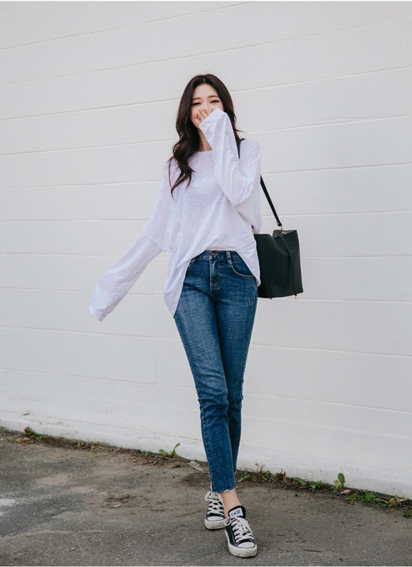 深蓝色牛仔裤配什么上衣 尽显随性洒脱