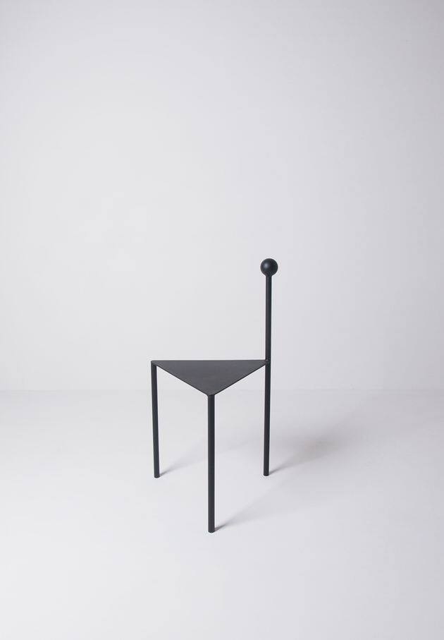 极简家具 设计师椅子凳子 简约三角形餐椅样板房金属 黑色lma1_7折