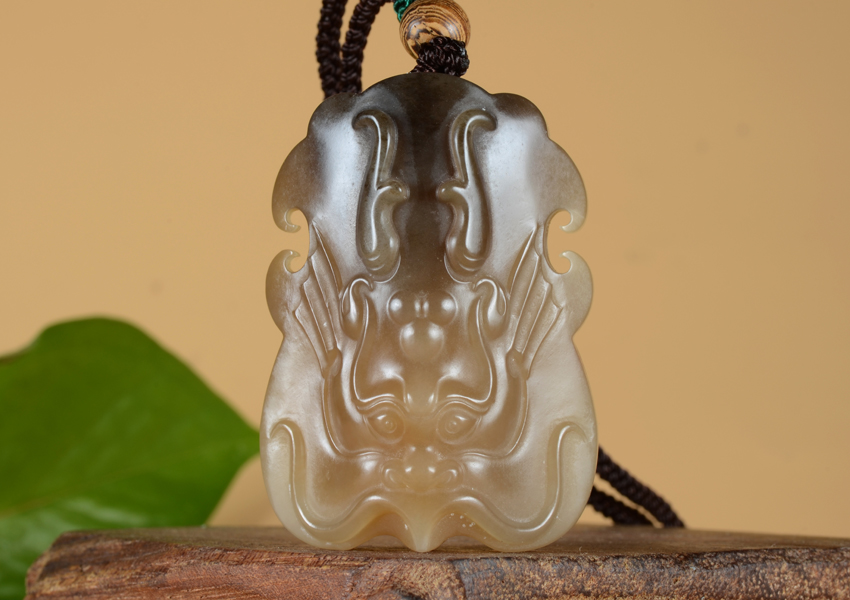 省级玉雕大师石桂新作品 和田玉糖玉挂件仿古龙54克