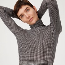  The collar does not collapse and does not unload the high-end houndstooth plaid turtleneck bottoming shirt is great to wear on any skin and can be close-fitting
